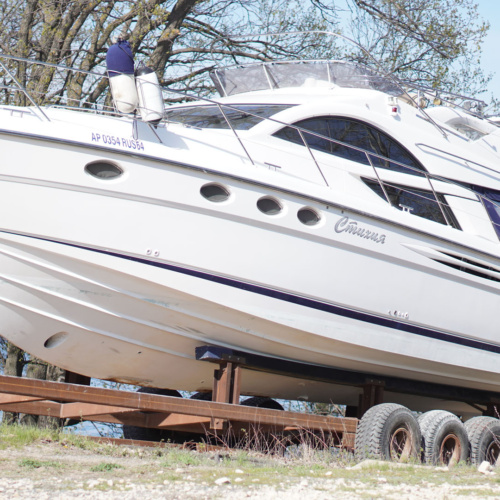 Съемка спуска яхты из эллинга яхт-клуба «Речка»